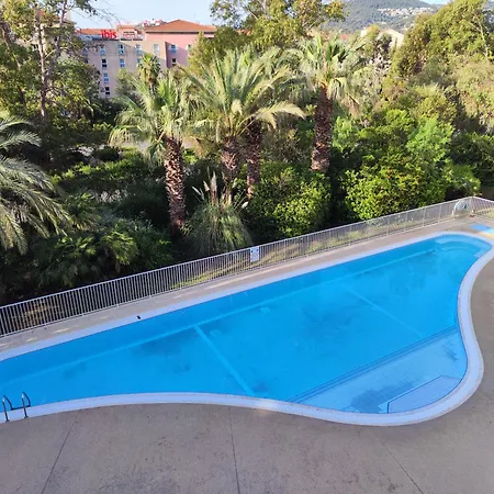 3 Pieces Dans De Standing Avec Piscine イエール